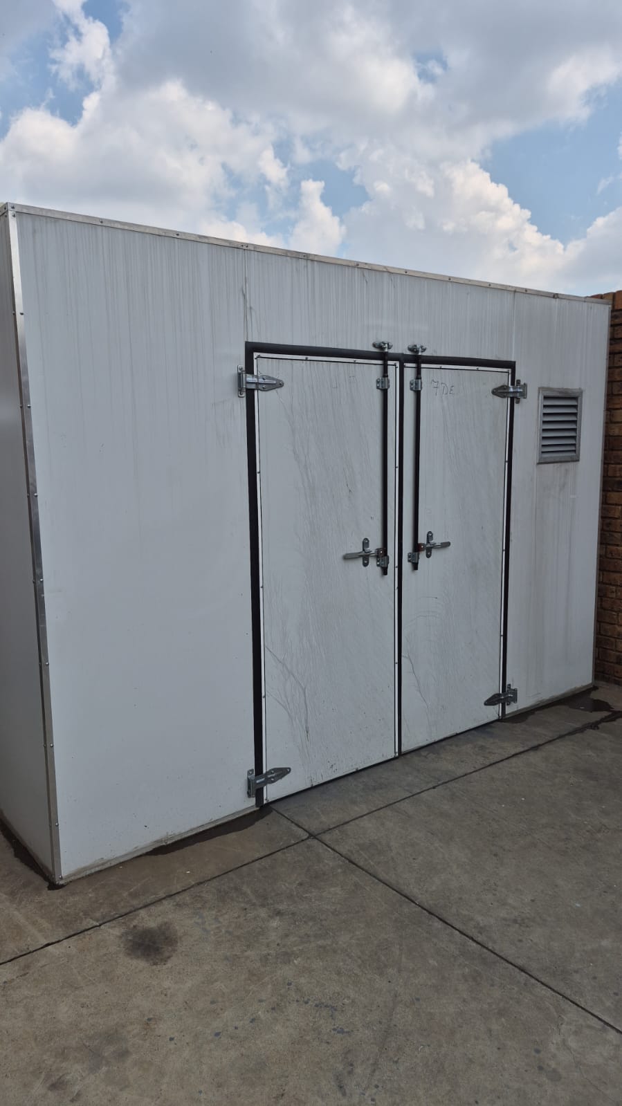 Spray painting booth